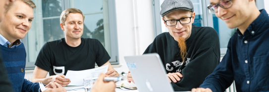 Freundliches undpaul Team bei der Arbeit.