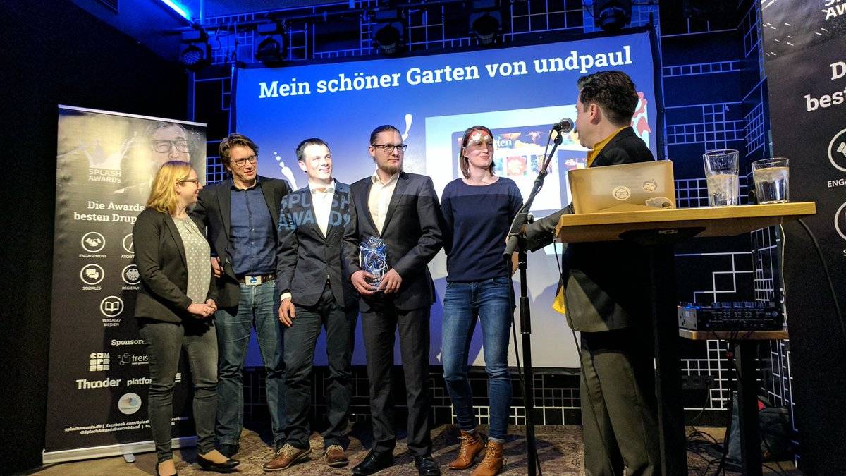 undpaul Team bei der Entgegennahme des Splash Awards 2017 in der Kategorie Verlage/Medien undpaul Team bei der Entgegennahme des Splash Awards 2017 in der Kategorie Verlage/Medien