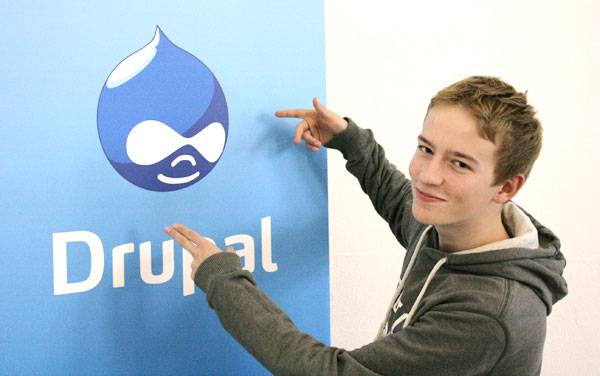 Junge der Drupal mag