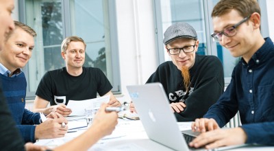 Freundliches undpaul Team bei der Arbeit.