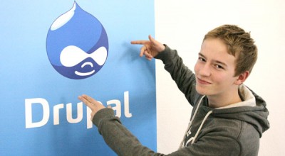 Junge der Drupal mag